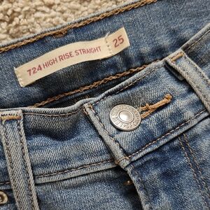 Levi's Women's High Rise Straight Jeans - Medium Wash